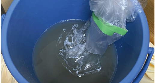 室内機の内部を洗浄した排水が真っ黒に。定期的に内部洗浄をしましょう。